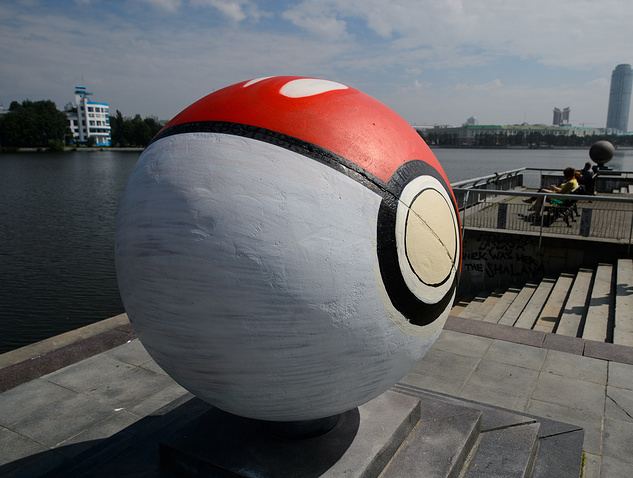 В честь Pokemon Go в Екатеринбурге появился огромный гранитный покебол